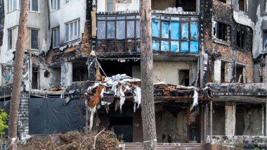 Güçlü bir yangından sonra yüksek katlı bir bina. Daireler ve balkonlar roketle vurulduktan sonra yangınla yıkıldı. Yangından sonra terk edilmiş bir gökdelenin cephesi.