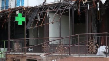 Mağaza yangından sonra yandı. Kundaklama saldırısından sonra açık hava yemek alanı ve restoran cephesinin kalıntıları. Binanın bodrum katında bir perakende mağazasının ve eczanenin ön cephesi hasar görmüş.