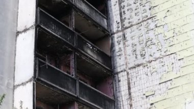 Yanmış bir daire. Çok katlı bir apartmanın elektrik tesisatındaki kısa devre yüzünden çıkan yangının sonuçları. Evde yangın var. Bir apartmanın pencere ve balkonları