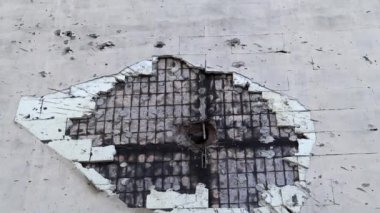 Çok katlı bir binaya isabet eden topçu mermisi izleri. Binanın bir kısmı şok dalgası ve şarapnel yüzünden tahrip oldu. Evde bombardıman