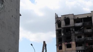Çok katlı bir binaya isabet eden topçu mermisi izleri. Binanın bir kısmı şok dalgası ve şarapnel yüzünden tahrip oldu. Evde bombardıman
