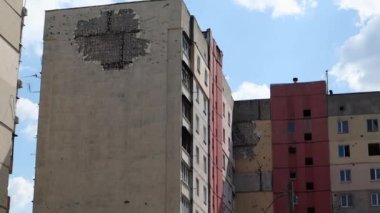 Çok katlı bir binaya isabet eden topçu mermisi izleri. Binanın bir kısmı şok dalgası ve şarapnel yüzünden tahrip oldu. Evde bombardıman