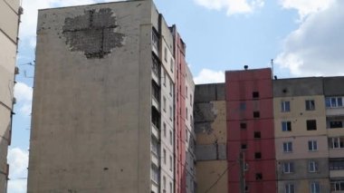 Çok katlı bir binaya isabet eden topçu mermisi izleri. Binanın bir kısmı şok dalgası ve şarapnel yüzünden tahrip oldu. Evde bombardıman