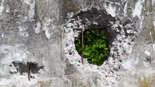 一个破碎的水泥墙视频 石头磨擦奇形怪状的墙壁和一个洞 墙上的洞 受损的表面 混凝土围栏 打孔后的孔 — 图库视频影像