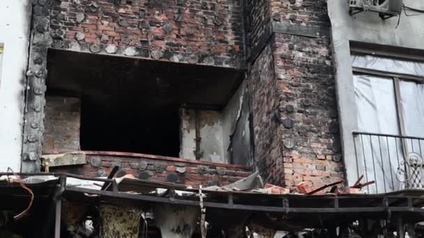 アパートを焼き払った 多階建ての住宅ビルの配線の短絡による火災の結果 家の中の火災 アパートの建物のWindowsとバルコニー — ストック動画