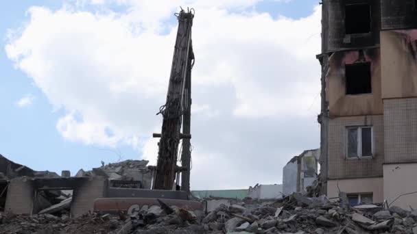 住宅の解体で油圧クラッシャーとショベル 都市の更新 復興のための高層マルチ階建ての建物の破壊 瓦礫の撤去 — ストック動画