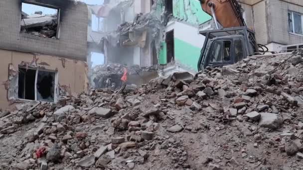 Ekskavator Dengan Penghancur Hidrolik Pada Penghancuran Bangunan Perumahan Pembaharuan Kota — Stok Video