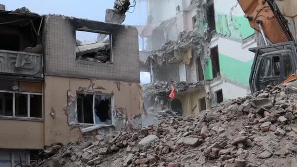 一座高楼的拆除 一幢住宅的倒塌 拆卸多层公寓的建筑工程 带液压破碎机的挖掘机 — 图库视频影像