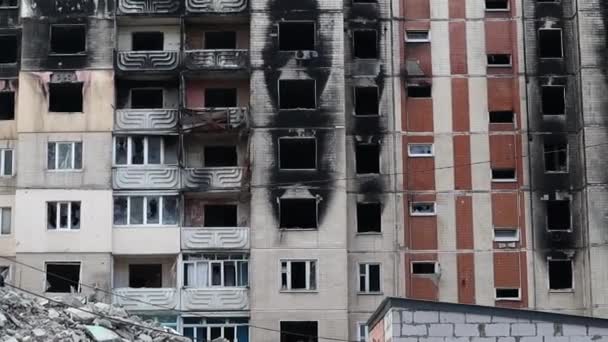 Facciata Edificio Residenziale Abbandonato Più Piani Dopo Forte Incendio Escavatore — Video Stock