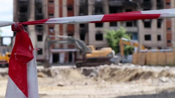 一座高楼的拆除 一幢住宅的倒塌 拆除高层公寓的建筑工程 用红白相间的警戒线构成的栅栏 — 图库视频影像