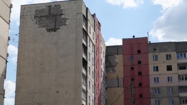 複数階建ての住宅ビルを打つ砲弾の痕跡 建物の一部は衝撃波と破片によって破壊された 家での砲撃 — ストック動画