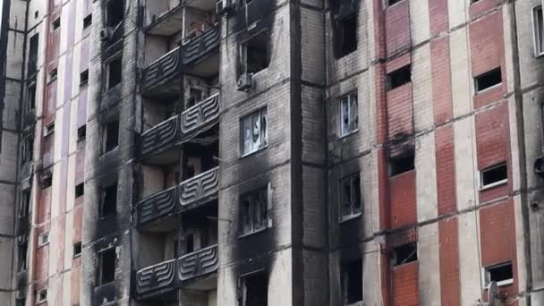 Πρόσοψη Ενός Εγκαταλελειμμένου Πολυόροφου Κτιρίου Μετά Από Δυνατή Φωτιά Ένας — Αρχείο Βίντεο