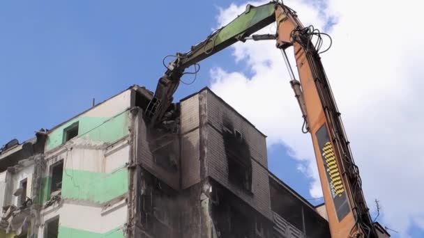 Escavatore Con Frantoio Idraulico Alla Demolizione Edificio Residenziale Rinnovo Urbano — Video Stock