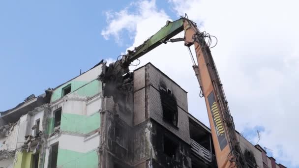 Fasáda Opuštěné Obytné Vícepodlažní Budovy Silném Požáru Stavební Rypadlo Hydraulickým — Stock video