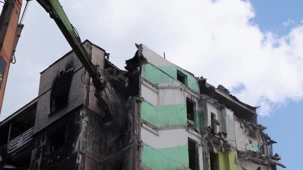 Facade Residential Abandoned Multi Storey Building Strong Fire Construction Excavator — Stock Video