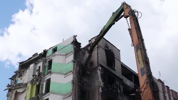 Façade Immeuble Résidentiel Étages Abandonné Après Incendie Violent Une Excavatrice — Video