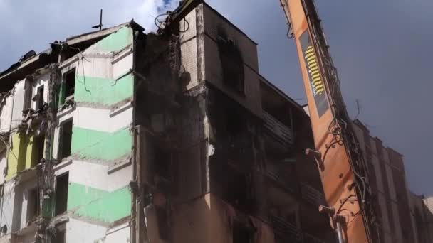 高層ビルの解体 住宅の建物の崩壊 複数階建てのマンションの解体工事 油圧クラッシャーとショベル — ストック動画
