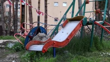 Ukrayna 'da savaş. Şehir merkezindeki oyun alanını yok etti. İşgalden bir yıl sonra Rus füzesi tarafından yıkılan yüksek binaların kalıntıları.