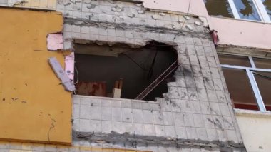 Çok katlı bir binaya isabet eden topçu mermisi izleri. Binanın bir kısmı şok dalgası ve şarapnel yüzünden tahrip oldu. Evde bombardıman