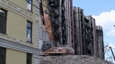 Güçlü bir yangından sonra yüksek katlı bir bina. Daireler ve balkonlar roketle vurulduktan sonra yangınla yıkıldı. Terk edilmiş bir evin cephesi. Ukrayna, Irpin - 12 Mayıs 2023