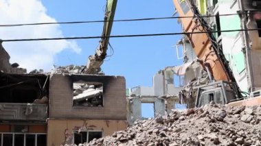 Güçlü bir yangından sonra yüksek katlı bir bina. Daireler ve balkonlar roketle vurulduktan sonra yangınla yıkıldı. Terk edilmiş bir evin cephesi. Ukrayna, Irpin - 12 Mayıs 2023