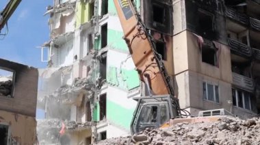 Topçu mermisi tarafından vurulduktan sonra çok katlı bir binanın yıkılması. Savaş bölgesinde yanmış, yüksek katlı bir bina. Yerleşim bölgelerinde savaş, kırık camlar. Ukrayna, Irpin - 12 Mayıs 2023