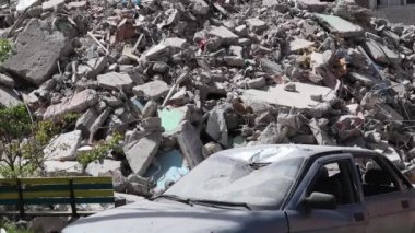 Eski binayı sökme işlemi için. Kazı makinesi evi dağıtıyor. Harap olmuş konutların yıkılması. İnşaat kazıcısı evi yıkıyor. Ukrayna, Irpin - 12 Mayıs 2023