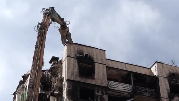 Escavadeira Com Triturador Hidráulico Demolição Edifício Residencial Renovação Cidade Desmantelamento — Vídeo de Stock
