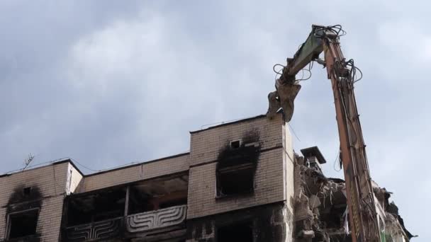 Excavadora Con Trituradora Hidráulica Demolición Edificio Residencial Renovación Municipal Desmantelamiento — Vídeos de Stock