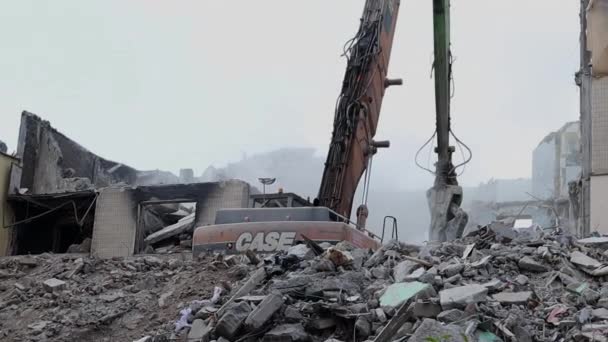 Die Zerstörung Eines Mehrstöckigen Gebäudes Nach Dem Einschlag Einer Artilleriegranate — Stockvideo