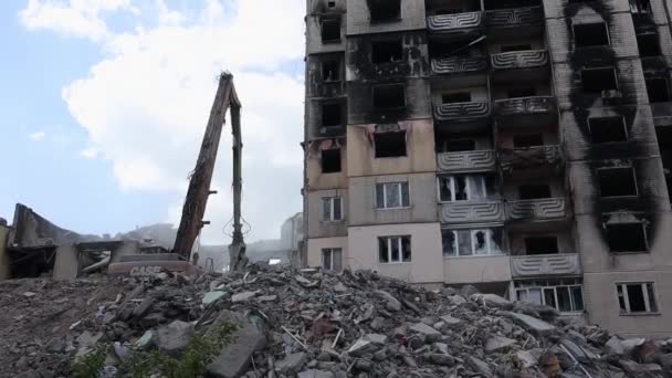 住宅高层建筑经过一场大火后 公寓和阳台在被火箭击中后被火摧毁 一座废弃房屋的正面 乌克兰 伊尔平 2023年5月12日 — 图库视频影像