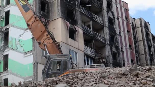 強い火災の後の住宅高層ビル アパートやバルコニーはロケットに衝突した後に火災で破壊された 見捨てられた家の一面 ウクライナ イルピン 2023年5月12日 — ストック動画
