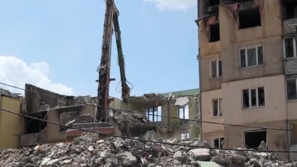 強い火災の後の住宅高層ビル アパートやバルコニーはロケットに衝突した後に火災で破壊された 見捨てられた家の一面 ウクライナ イルピン 2023年5月12日 — ストック動画