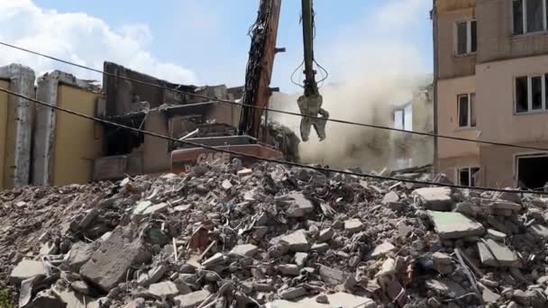 Zniszczenie Wielopiętrowego Budynku Uderzeniu Pocisku Artyleryjskiego Wypalony Wieżowiec Strefie Wojny — Wideo stockowe