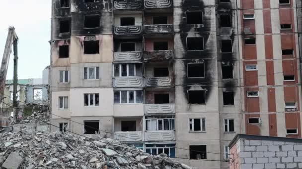 오래된 건물을 해체하는 굴착기는 부러뜨립니다 주택의 굴착기는 철거합니다 우크라이나 Irpin — 비디오