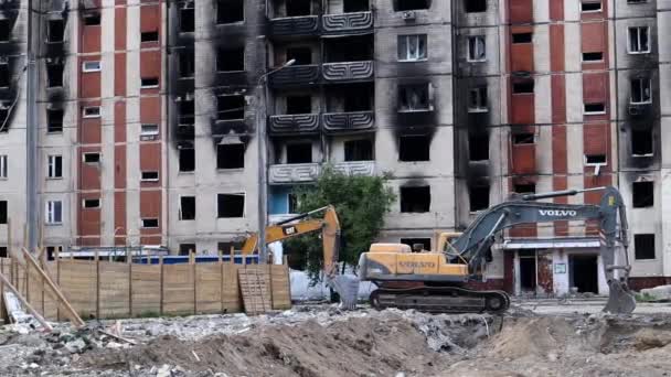 古い建物を解体するプロセス 発掘機が家を壊した 希薄化された住宅の破壊 建設掘削機が家を破壊した ウクライナ イルピン 2023年5月12日 — ストック動画