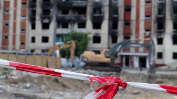 一座高楼的拆除 房屋倒塌 拆卸多层公寓的建筑工程 用红白相间的警戒线构成的栅栏 乌克兰 伊尔平 2023年5月12日 — 图库视频影像