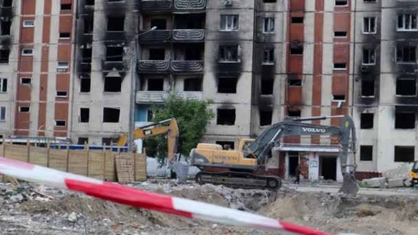 一座多层建筑在被炮弹击中后被毁 在战区的一座被烧毁的高楼住宅区的战争 窗户被打破 乌克兰 伊尔平 2023年5月12日 — 图库视频影像