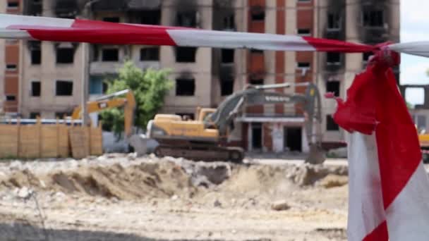 一座高楼的拆除 房屋倒塌 拆卸多层公寓的建筑工程 用红白相间的警戒线构成的栅栏 乌克兰 伊尔平 2023年5月12日 — 图库视频影像