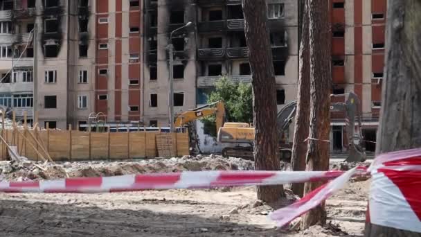 高層ビルを破壊する ハウス崩壊 多階建てのアパートの解体に関する建設作業 赤および白い警告テープから成っている塀 ウクライナ イルピン 2023年5月12日 — ストック動画