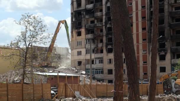 오래된 건물을 해체하는 굴착기는 부러뜨립니다 주택의 굴착기는 철거합니다 우크라이나 Irpin — 비디오