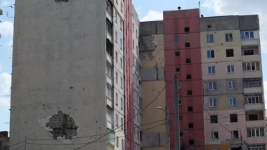 Çok katlı bir binaya isabet eden topçu mermisi izleri. Binanın bir kısmı şok dalgası ve şarapnel yüzünden tahrip oldu. Evde bombardıman