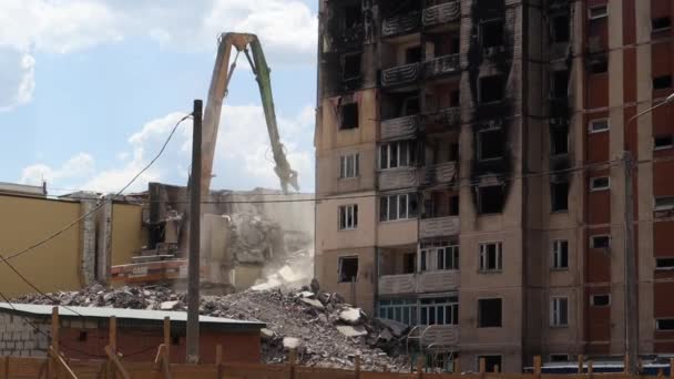 Процес Демонтажу Старої Будівлі Екскаватор Розбиває Будинок Знесення Старого Житла — стокове відео