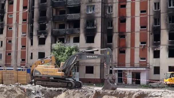 Die Zerstörung Eines Mehrstöckigen Gebäudes Nach Dem Einschlag Einer Artilleriegranate — Stockvideo