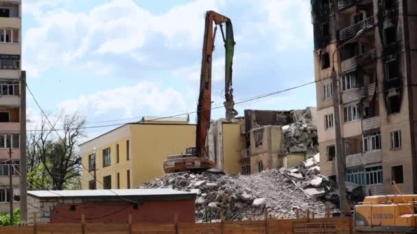 Processo Desmantelamento Antigo Edifício Escavadora Quebra Casa Demolição Habitações Degradadas — Vídeo de Stock