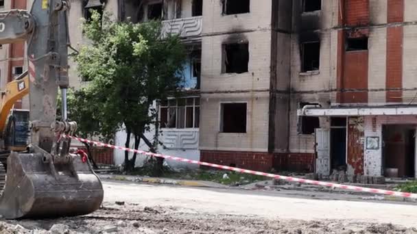 高層ビルを破壊する ハウス崩壊 多階建てのアパートの解体に関する建設作業 赤および白い警告テープから成っている塀 ウクライナ イルピン 2023年5月12日 — ストック動画
