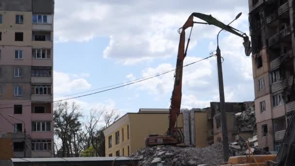 一座多层建筑在被炮弹击中后被毁 在战区的一座被烧毁的高楼住宅区的战争 窗户被打破 乌克兰 伊尔平 2023年5月12日 — 图库视频影像