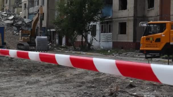 아파트의 철거에 빨간색과 테이프로 울타리 파괴에 쇄석기를 굴착기 우크라이나 Irpin — 비디오