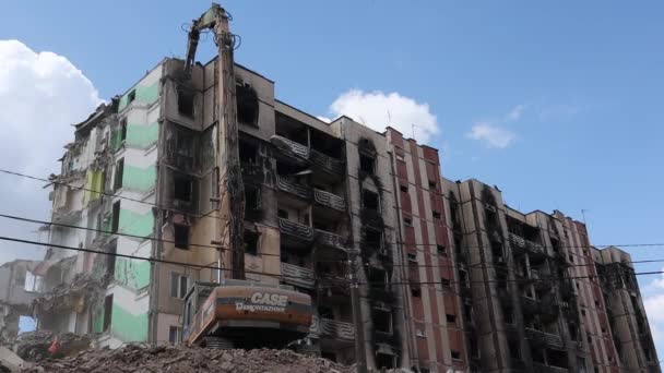Processo Desmantelamento Antigo Edifício Escavadora Quebra Casa Demolição Habitações Degradadas — Vídeo de Stock