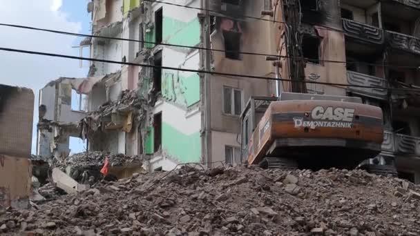 Знищення Багатоповерхового Будинку Після Обстрілу Артилерійським Снарядом Палаюча Багатоповерхова Будівля — стокове відео